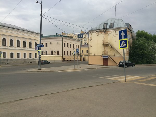 Внизу перед Вами будет перекресток, перейдите его прямо на улицу Дзержинского