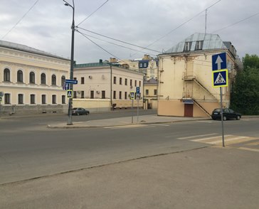 Внизу перед Вами будет перекресток, перейдите его прямо на улицу Дзержинского